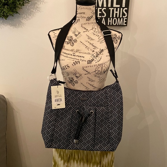 Baggallini Handbags - Baggallini Geo Print Crossbody